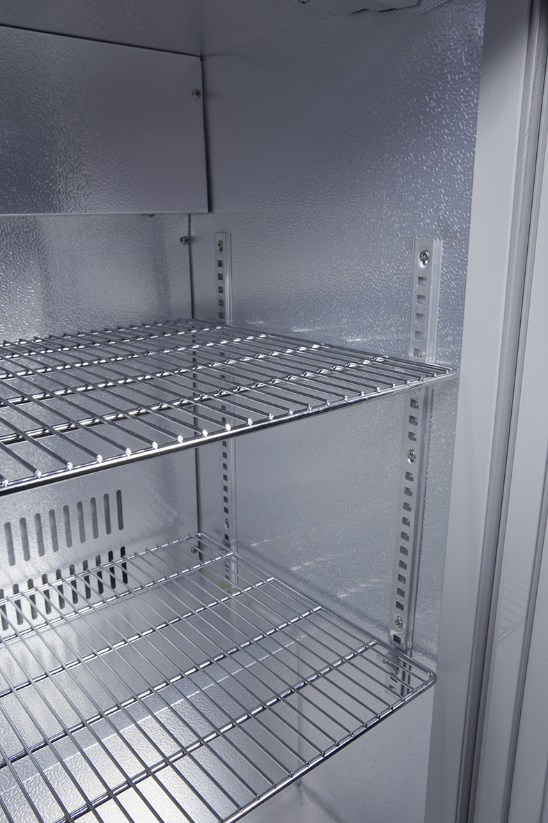 Gastro-Cool - Glastürkühlschrank - Thekenkühlschrank - 3 Schiebetüren - selbstschließend - silber - GCUC300 - Innenansicht