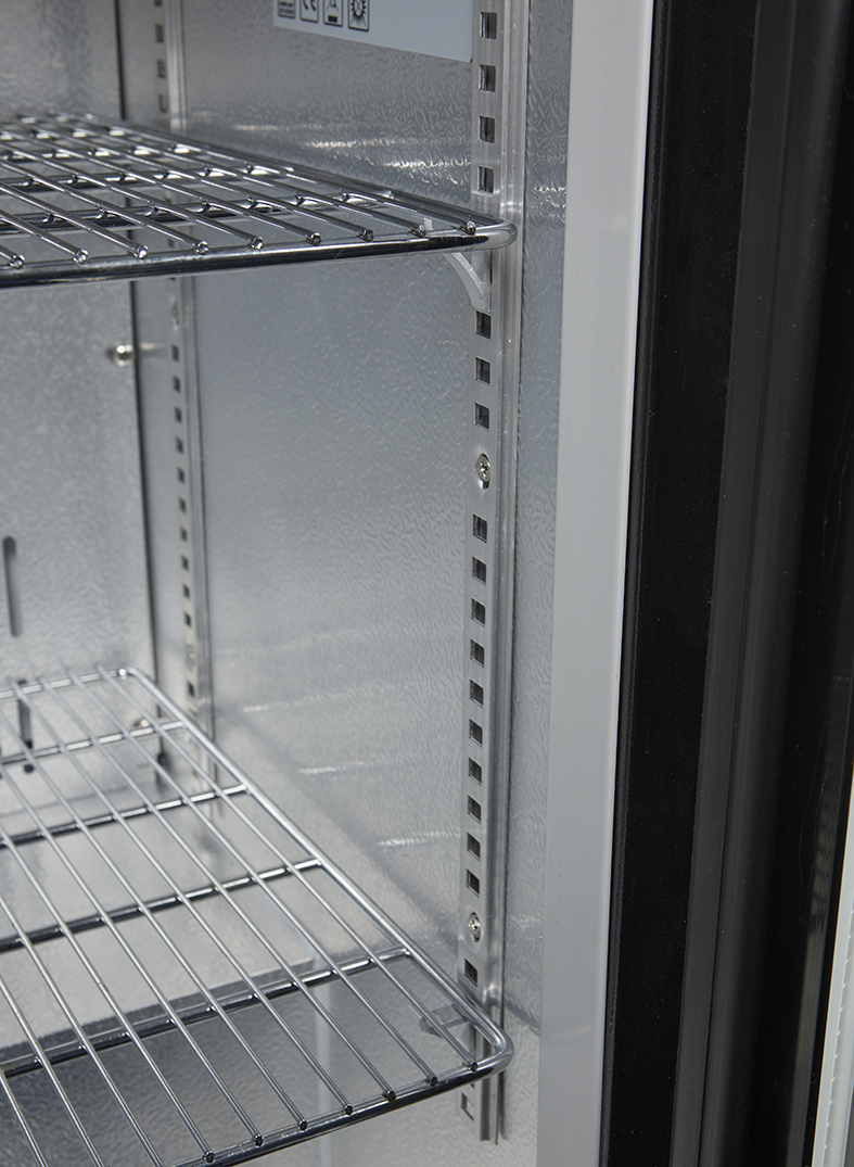 Gastro-Cool Flaschenkühlschrank mit Glastür - schwarz - Flügeltür selbstschließend - GCUC200 Innenraum